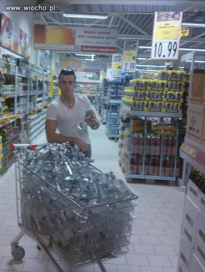 Ciekawe jak długo odstawiał potem te butelki 