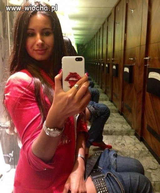 Śliczny selfszocik ślicznej kobiety..na kiblu.