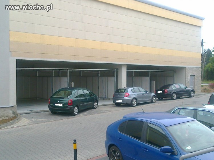 Parkowanie w Dębicy pod Carrefour-em