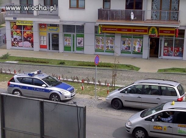 Krakowska policja parkuje.