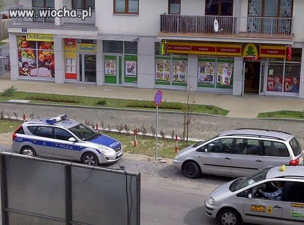 Krakowska policja parkuje.