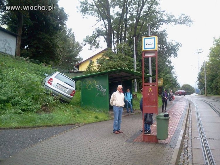 Kolejny mistrz parkowania.