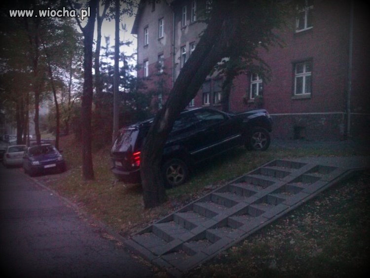 Zdziwił mnie widok tego zaparkowanego samochodu bo
