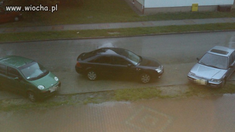 Na parkingu zmieściły by się jeszcze 3 samochody .