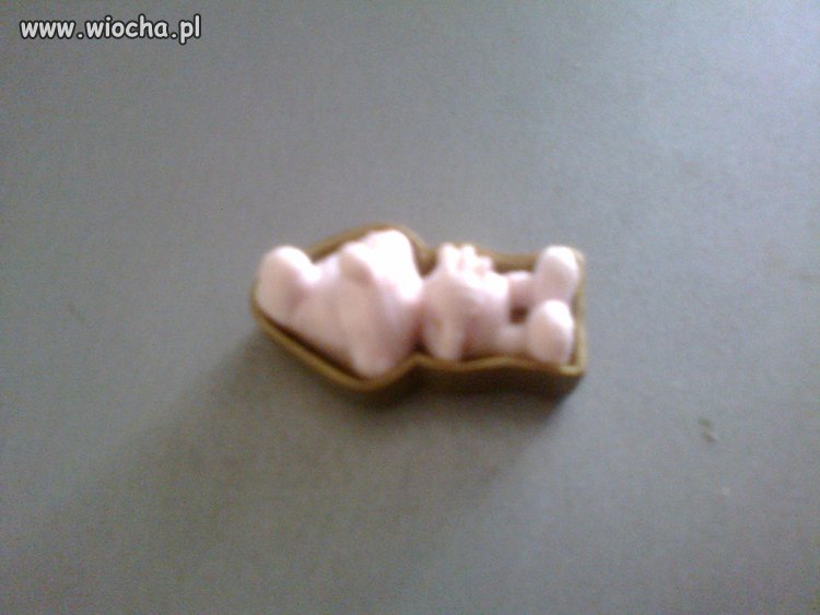 Kinder niespodzianka...  A tam smerf w trumnie. 