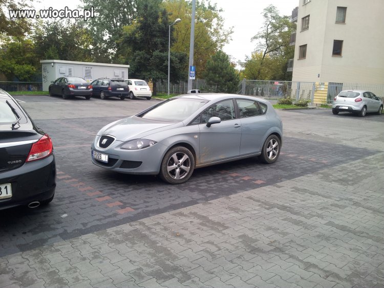 Warszawa Ursus parking przed sklepem.