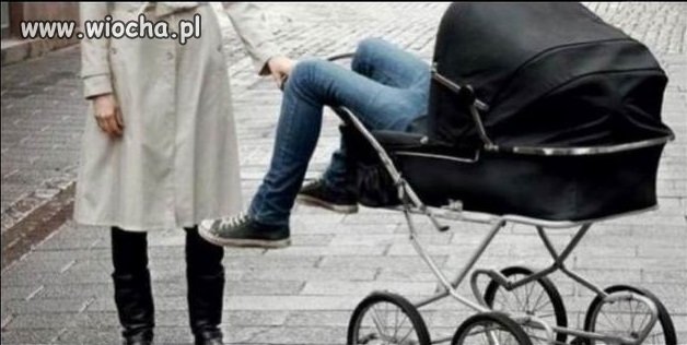 Mama z synkiem na spacerze