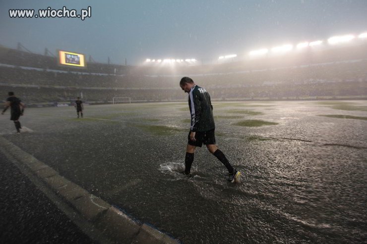 Sędzia UEFA sprawdza stan murawy