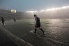 Sędzia UEFA sprawdza stan murawy