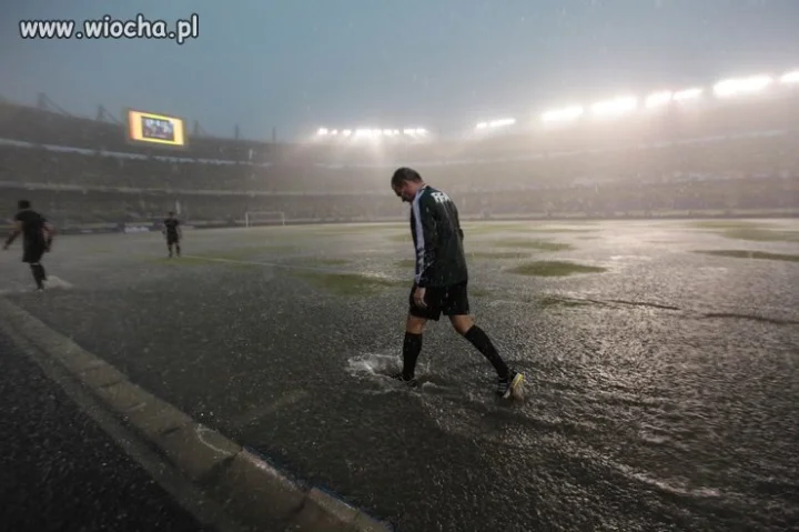 Sędzia UEFA sprawdza stan murawy