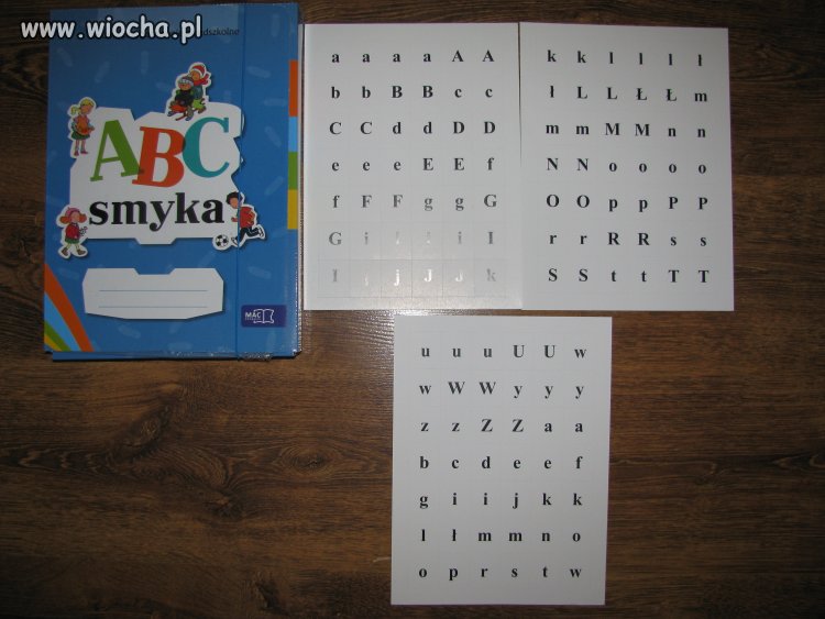 Przedszkolaki uczą się liter.