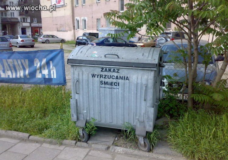 Dla ozdoby stoi