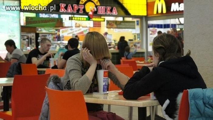 Chyba wstydzi się pokazać dziewczynie...