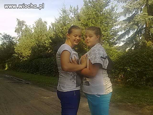 Ach! Co mi tam, złapię ją za cycki...