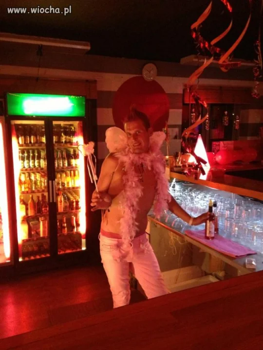 Barman w barze