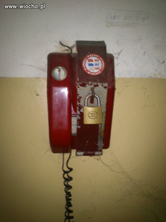 Telefon alarmowy w jednym z zakładów pracy 