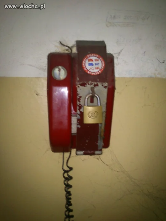 Telefon alarmowy w jednym z zakładów pracy 