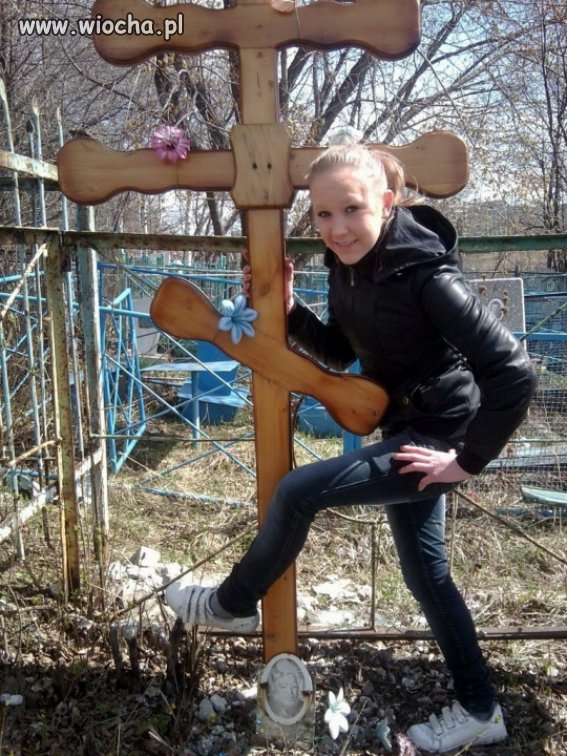 Małolata na cmentarzu