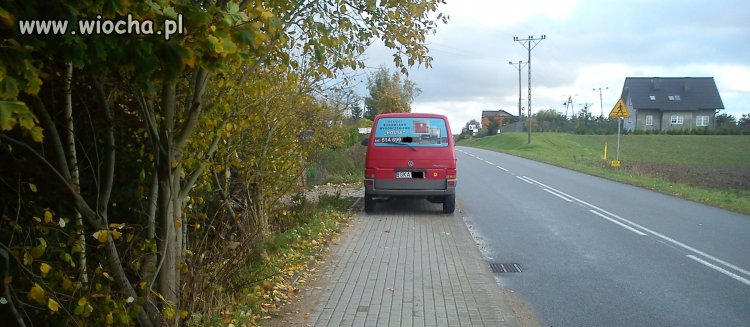 Kolejny idiota parkujący na chodniku