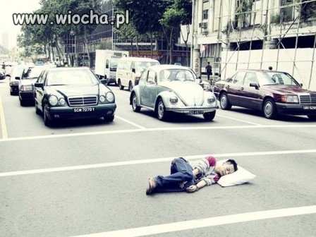 Przysnął na przejściu 