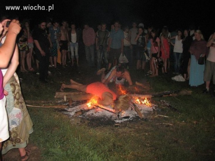 Nie wiadomo czy to skoki przez ognisko,