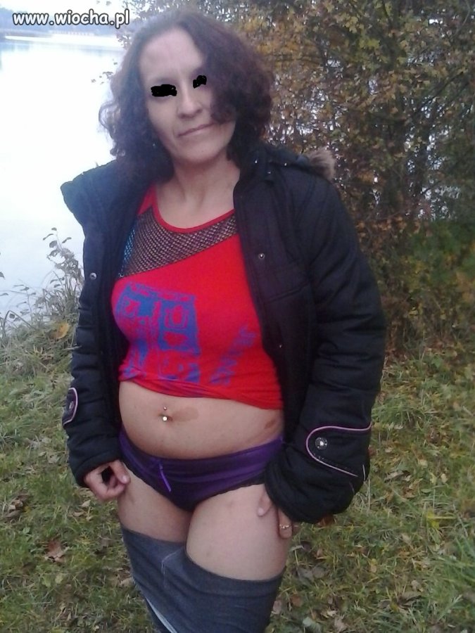 Chciała pokazać kolczyk , fajnie rozumiem..