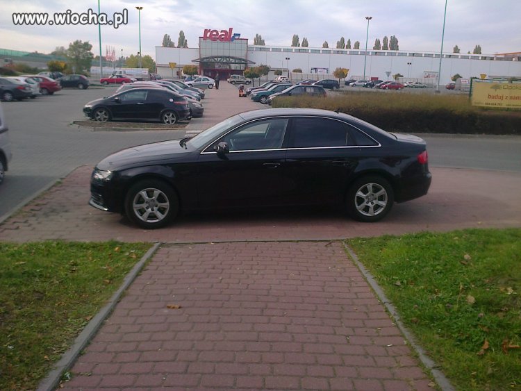 Tak się parkuje przy Realu w Dąbrowie Górniczej...