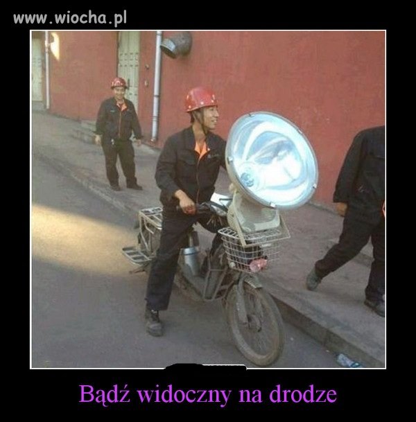 Badz widoczny na drodze...
