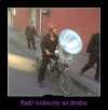 Badz widoczny na drodze...