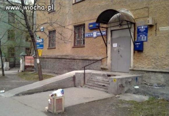 Po rampie można wjechać na wózku dla niepełnosprawnych, 