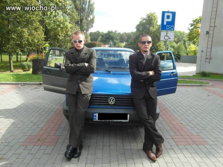 Okulary są, garnitur jest tylko...