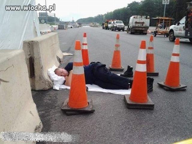 Mała drzemka w pracy.