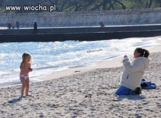 Chora matka robi zdięcie córce 