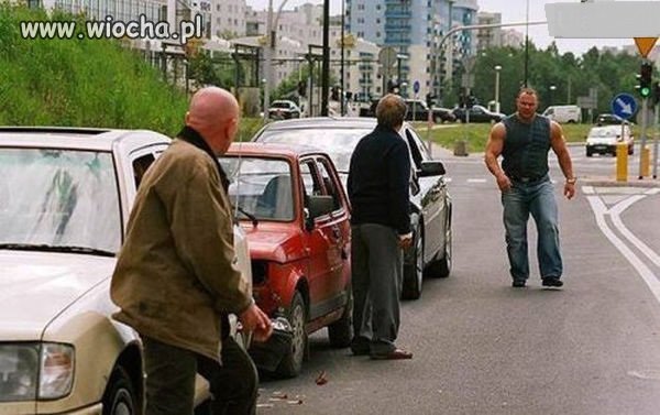 W tej sytuacji kierujący pojazdem B, powinien...