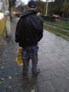 Chłopiec ma bardzo luźny styl.