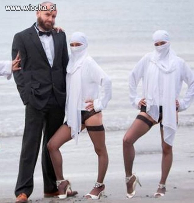 Kobiety bez twarzy pozują na plaży 