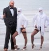 Kobiety bez twarzy pozują na plaży 
