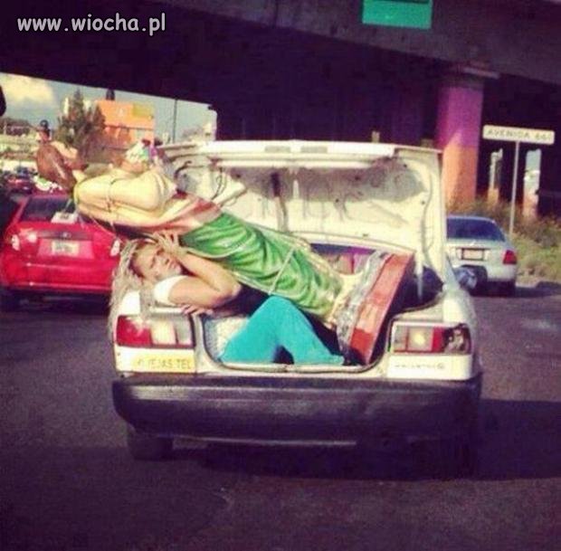 Trochę ciasno mu