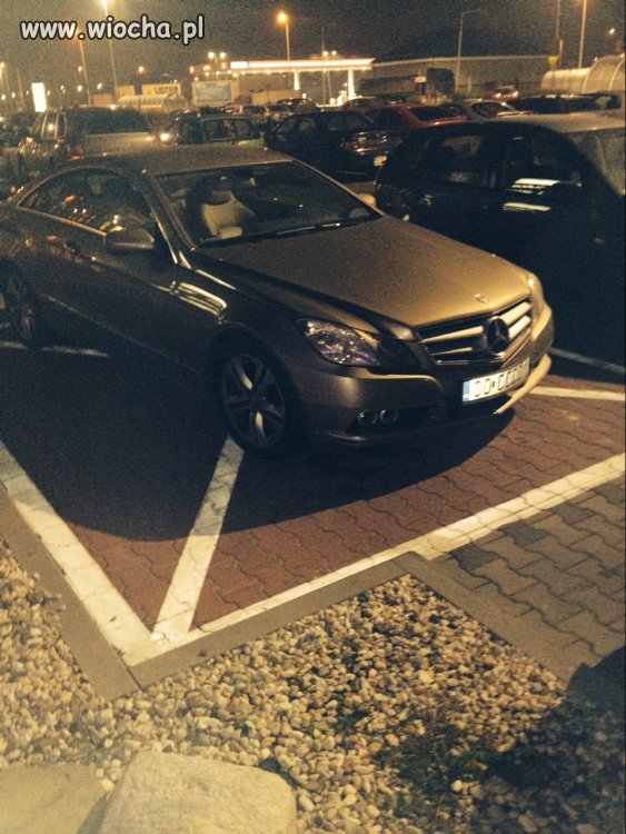 Myśli, że jak ma mercedesa, to mu wszystko wolno. 