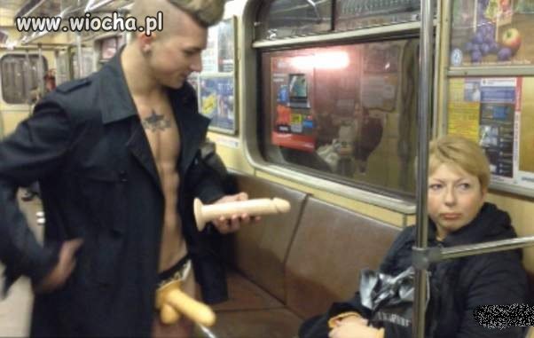 Akwizytor w metrze.