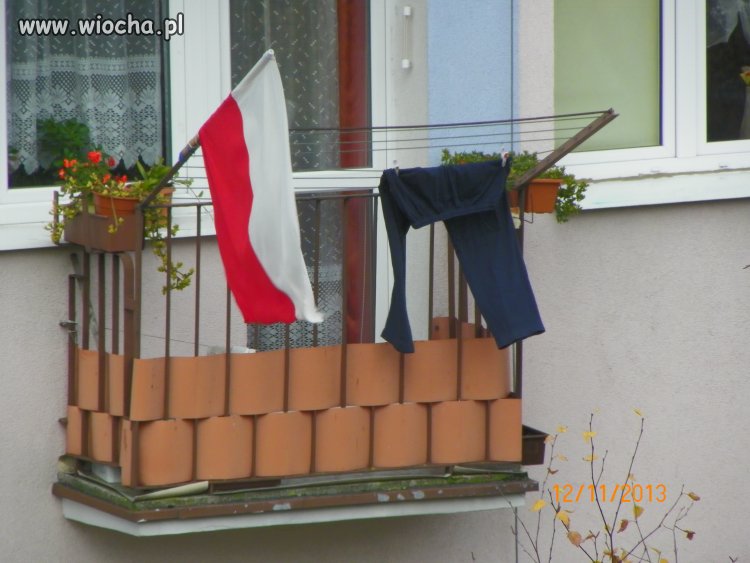 Dwie flagi na maszcie.