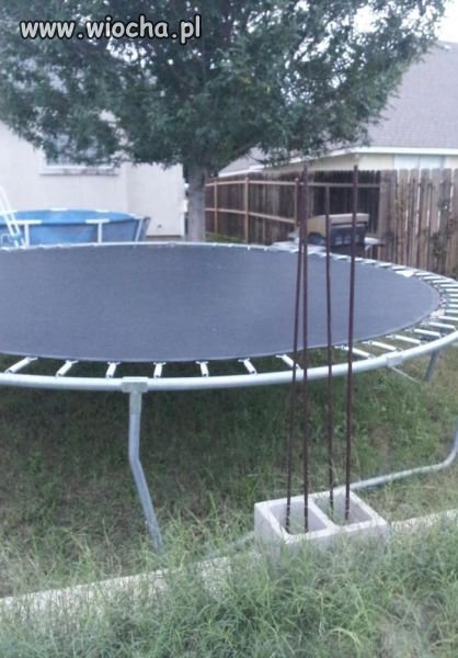 Trampolina+ sterczące pręty zbrojeniowe.