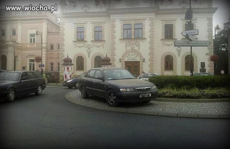 Mistrz parkowania na rondzie