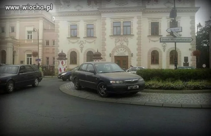Mistrz parkowania na rondzie