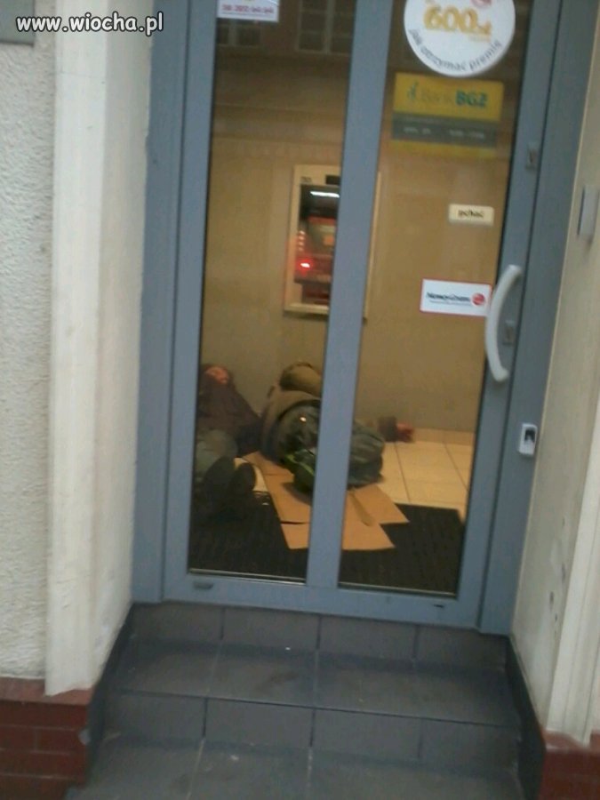 Wejście do bankomatu w centrum Wejherowa