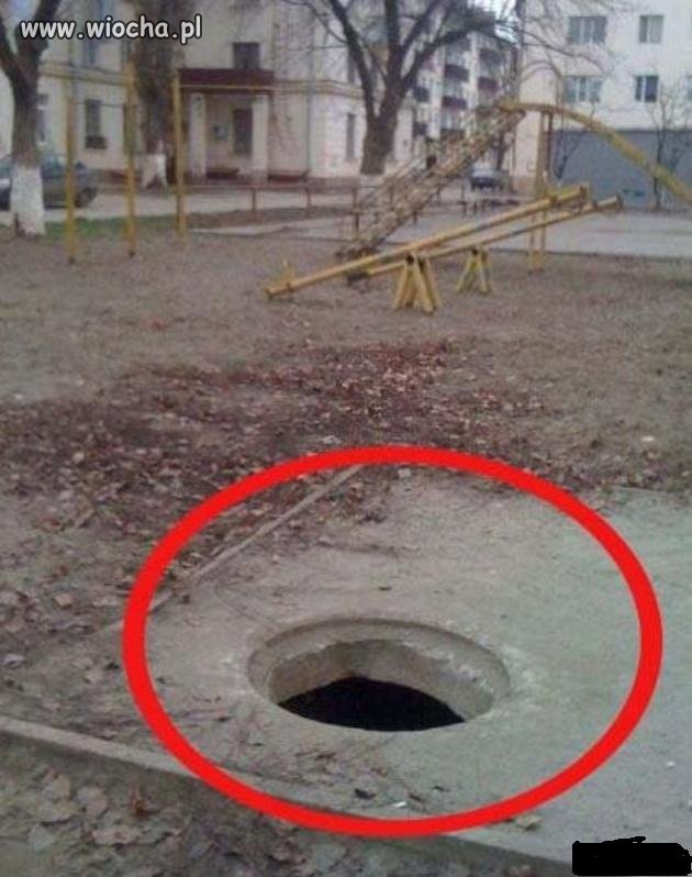 Brak zabezpieczenia studzienki na placu zabaw