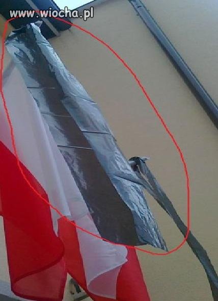 Polska flaga przyozdobiona workiem na śmieci