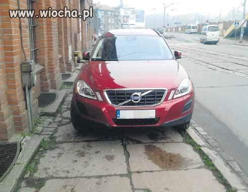 Pieszym nie pozostało nic innego jak zejść na