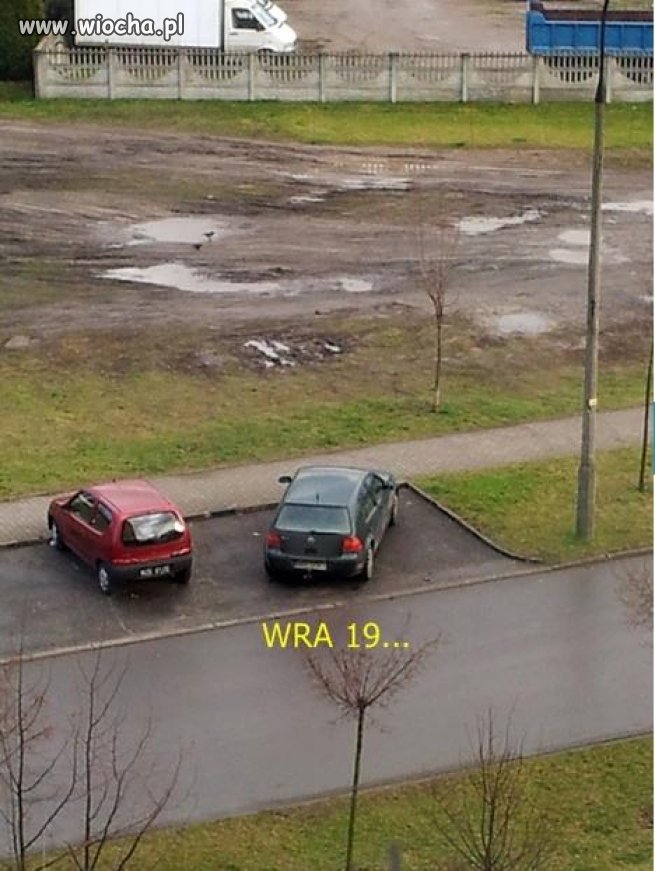 Trzy miejscz zajęte przez jednego Golfa 