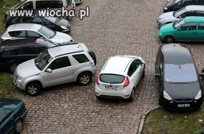  Zaparkował na Podzamczu i zastawił przejazd. 